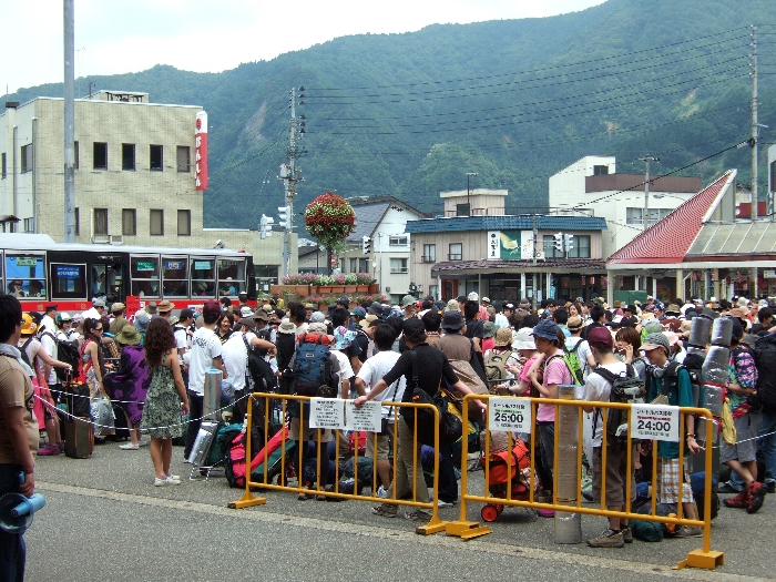 シャトルバス乗り場。午前11時半。