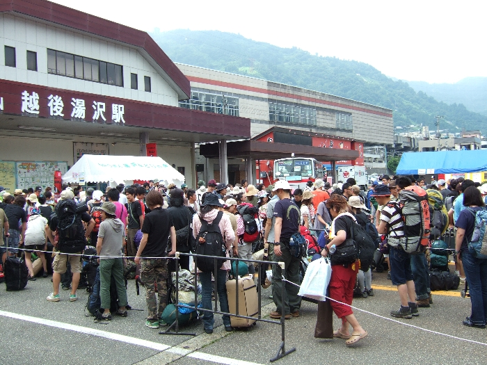 シャトルバス乗り場に並ぶ人たち。 