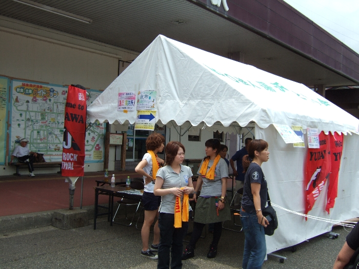 駅に設置された案内テント。 