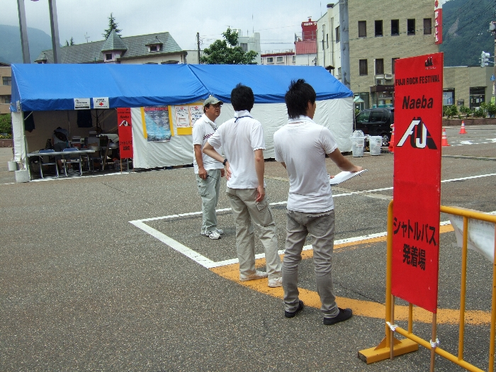 シャトルバスのスタッフ。 