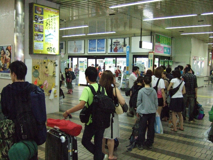 新幹線のきっぷを買う人たち。 