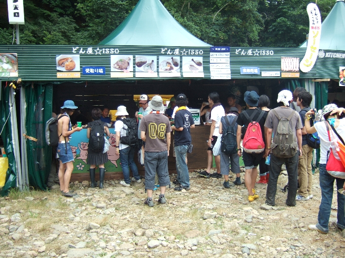 どん屋。ソーセージ、コロッケも販売。