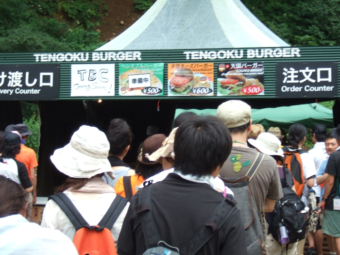 天国バーガー。毎年同じメニュー。 