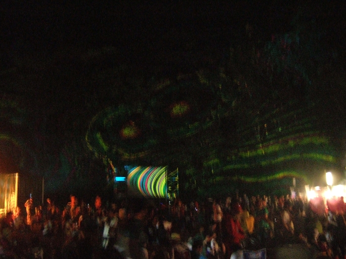 ところ天国の奥の木々を背景にした照明アート。 