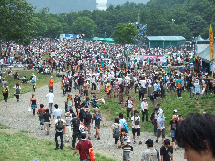 奥はグリーンステージ、手前はオフィシャルグッズ売り場。 