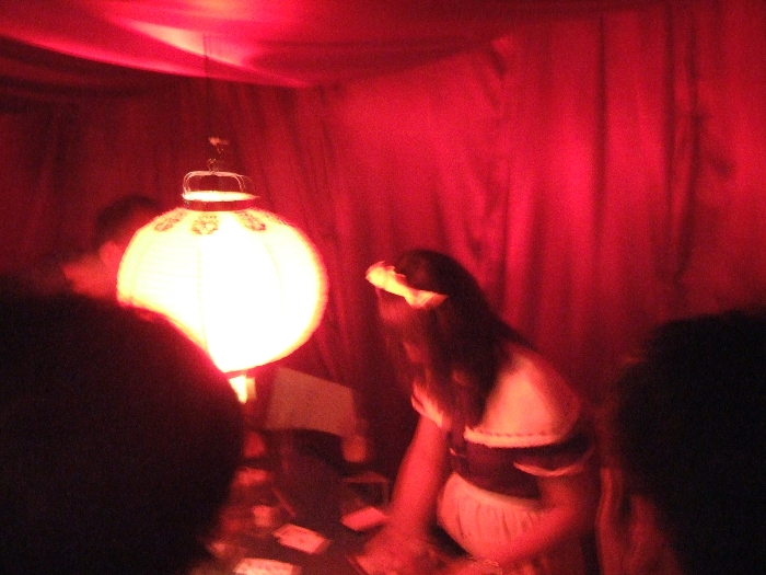 メイド姿でカジノを仕切る女性。 