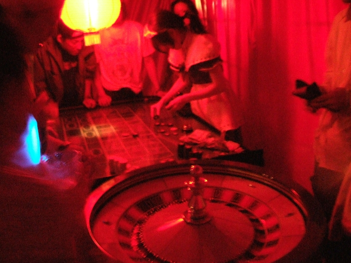 周囲が赤い布なので内部は赤く見えます。 