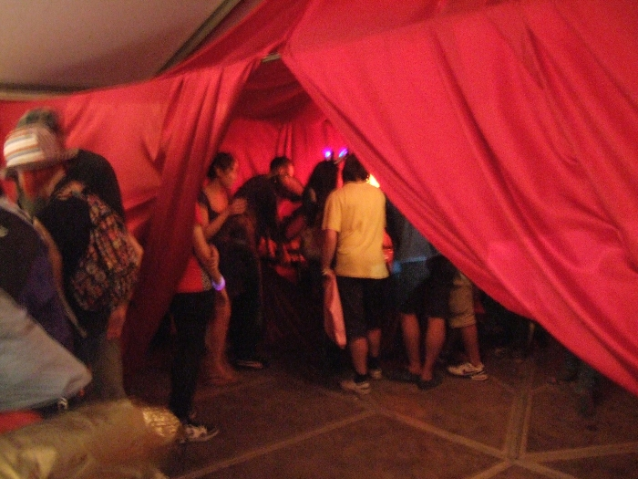 バーの隣がカジノ。それほど危険な雰囲気はありません。 