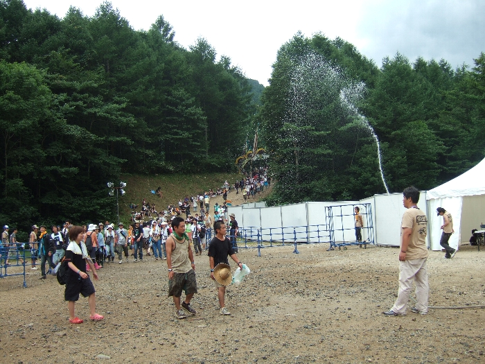水をまく人に近づいていく参加者。 