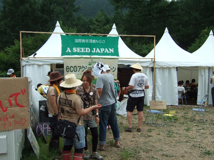 ホワイトステージ後方にある環境NGOのテント。 