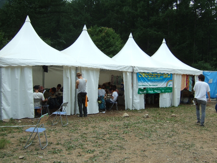 休憩中なのか会議中なのか、みんなテントの中にいます。 