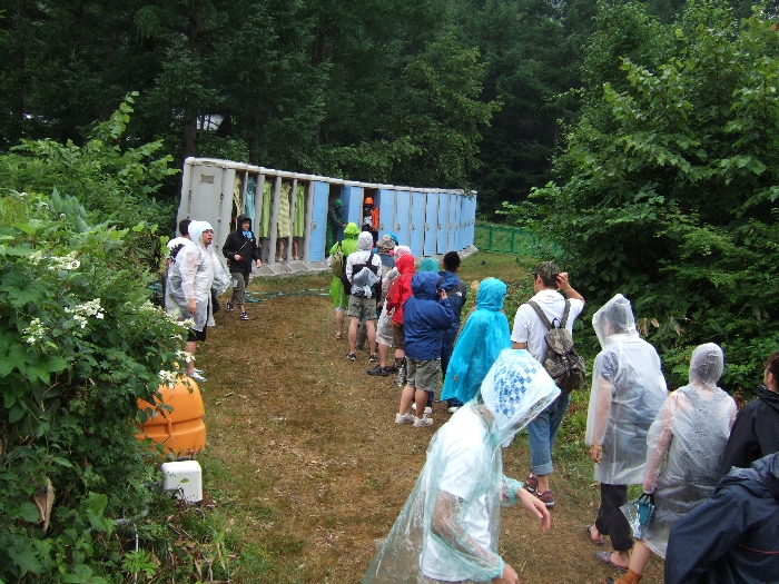 ボードウォークの先にある男子用トイレ。 