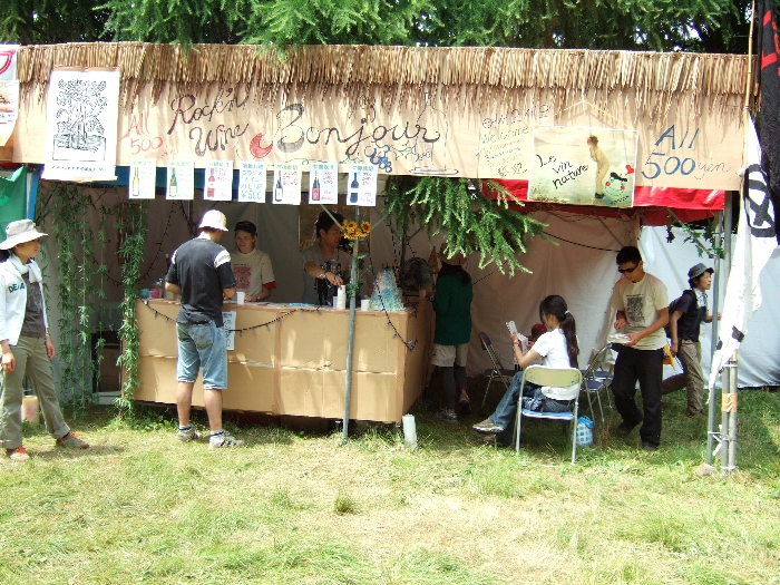 フランスワイン店。500円ですがビールよりは量が少ない。 