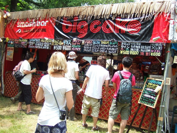 主催者であるスマッシュのバー。 