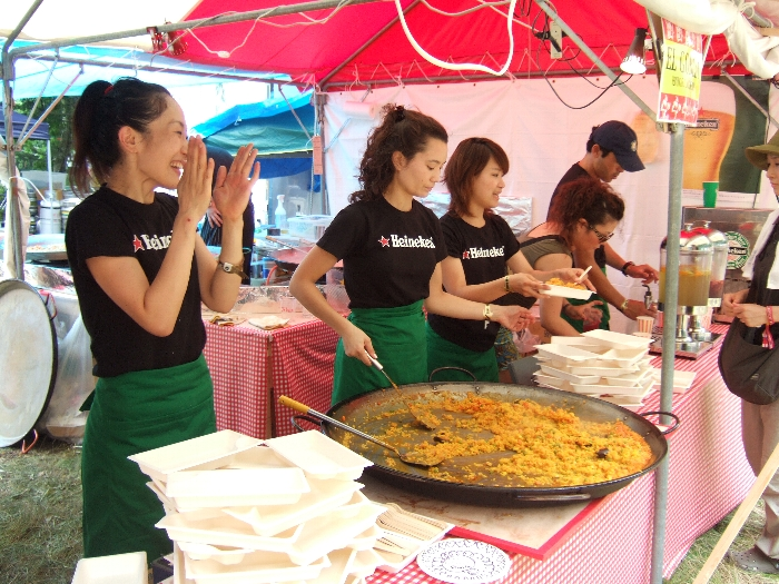 大きなパンでパエリアを作ります。 