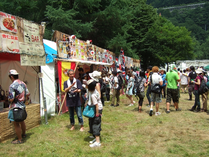 たち並ぶ飲食店。 