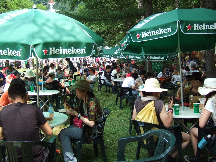 ハイネケンが用意したパラソルテーブル。 