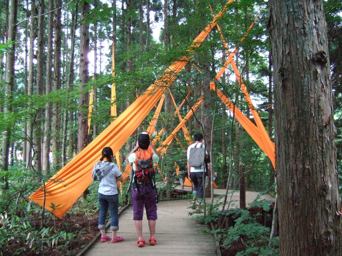 オレンジコート手前にあるオレンジ色の帯布。