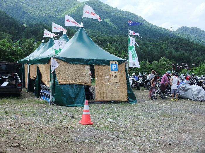 バイク雑誌「ストリートバイカーズ」のテント。