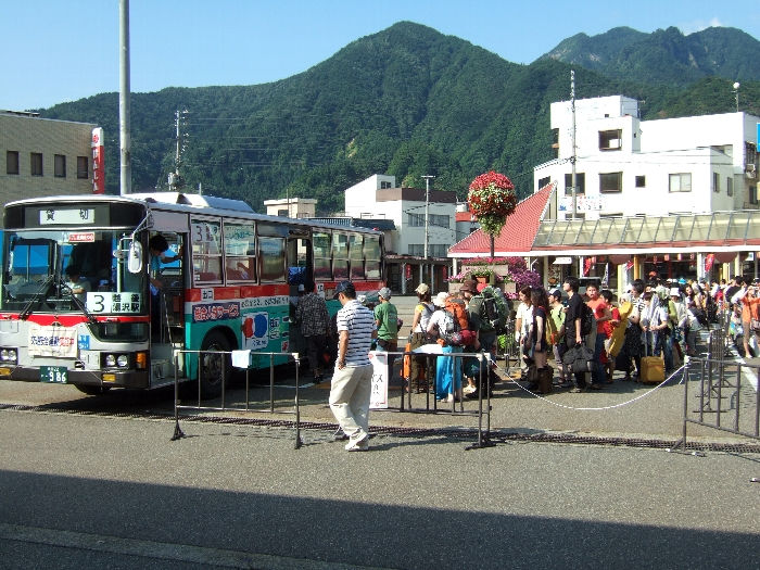越後湯沢駅からフジロックフェスティバル会場へ直行するシャトルバス。