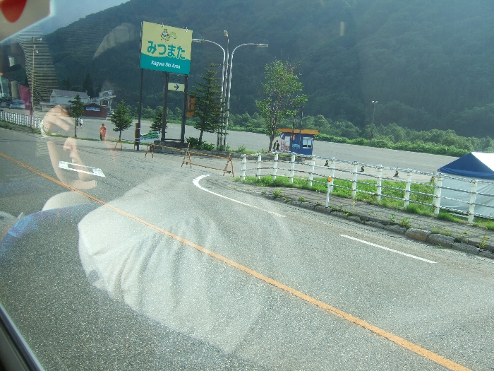 シャトルバスから見えるみつまたの駐車場。