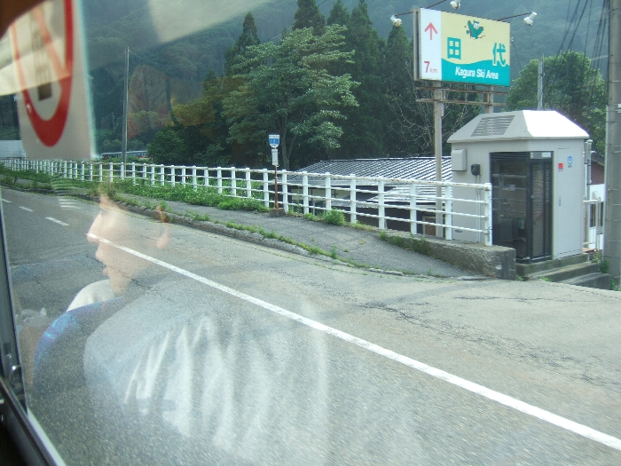 シャトルバスから見える田代の駐車場。