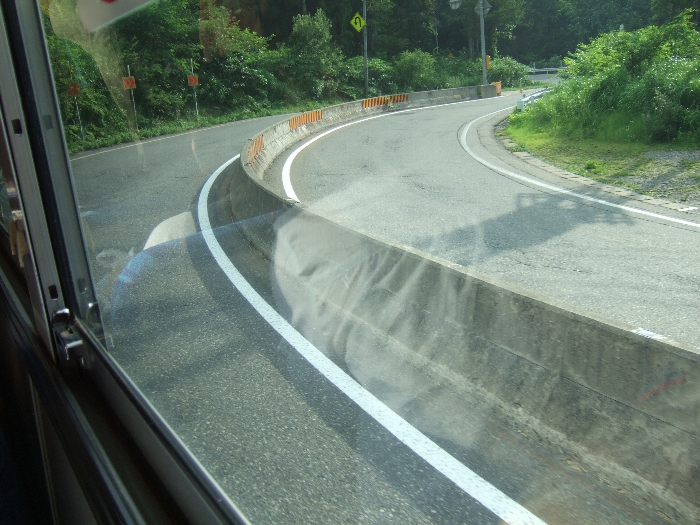 カーブに設けられた分離壁。