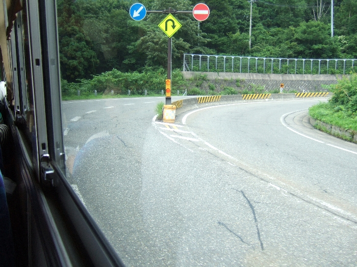 豪雪地域では分離壁を設けないとスリップ事故が多発してしまうのだろうと推測されます。