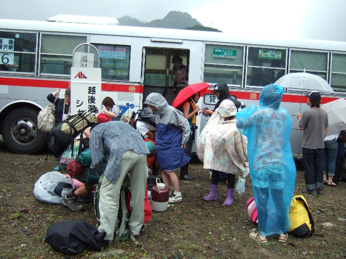 到着すると雨が降っていました。山の天気は変わりやすいので常に雨の準備が必要です。