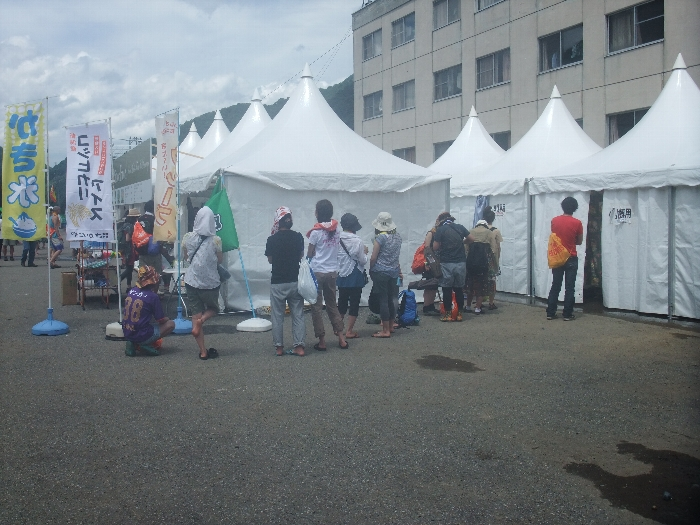 寒くても冷水シャワーに並ぶ人たち。