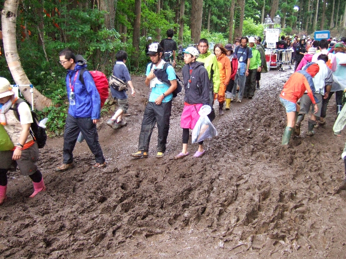 かなり路面が厳しい道です。