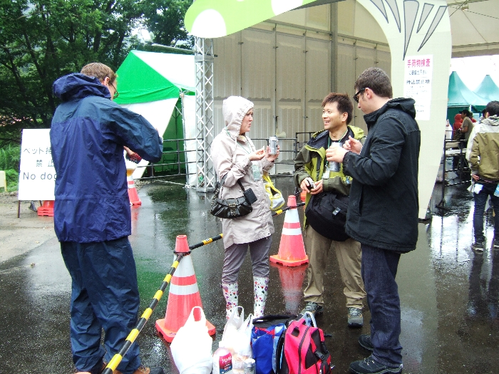 缶、ビン持ち込み禁止のため、入場ゲート前で飲んでしまう外国人。