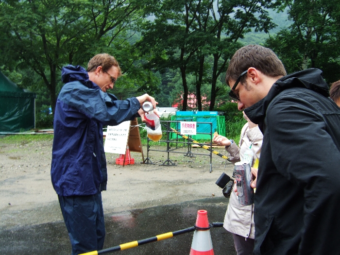 ペットボトルは持ち込めるため、缶ビールをペットボトルに詰め替える外国人。