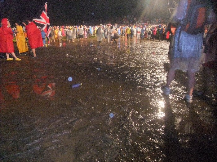 長靴が無難ですね。