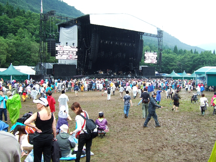 2009年は常に雨具を着ているのが標準的なファッションとなりました。