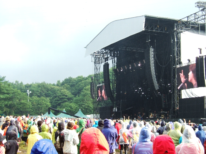 リリー・アレンの公演中。