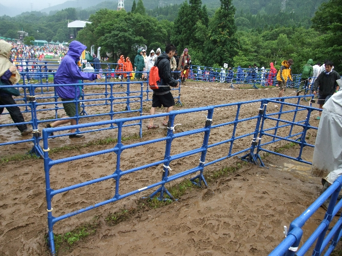 かなり深く足がめり込む泥道。