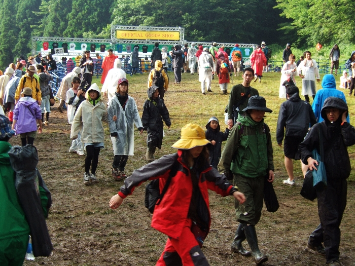 ゆるやかな坂の上にあるオフィシャルグッズショップ。