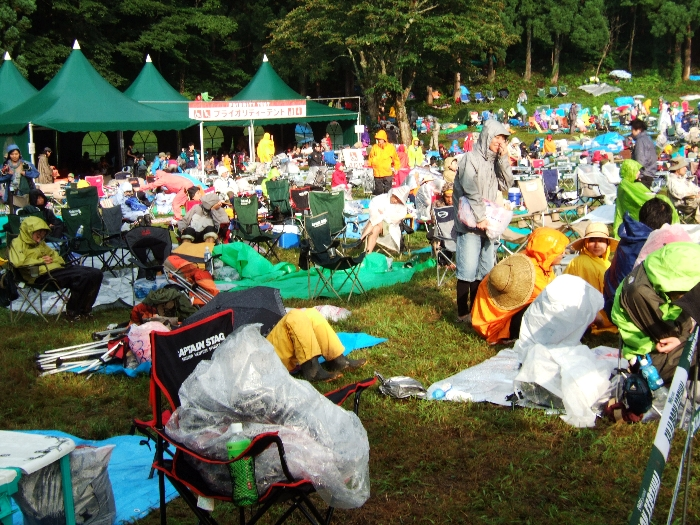 晴れているように見えますが雨が降っています。