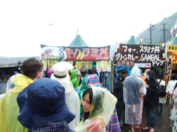 雨の中、並ぶ人たち。1日目午後0時50分ごろ。