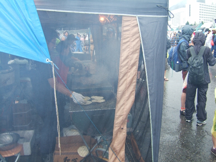 匂ってきそうな煙。