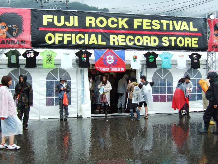 雨が降っているので入り口が狭くなっています。