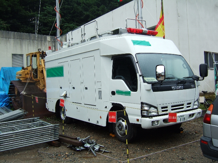 NTTドコモの車ですが、なぜかNTTドコモのロゴを見えないようにしています。