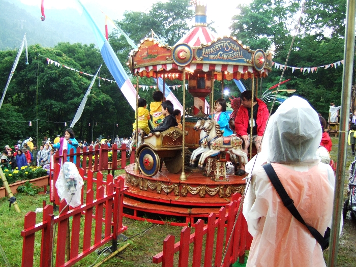 小型のメリーゴーランド。