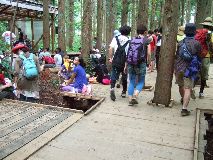 木道亭は2009年に改良された点のひとつです。新しく道ができ、ステージを横切らなくてもよくなりました。