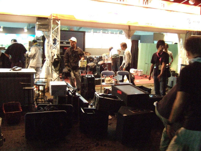 深夜、機材を搬出する人たち。