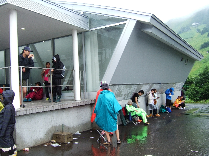 休憩する人たち。