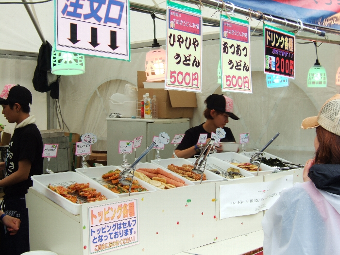 うどんの具はセルフサービスで選べます。