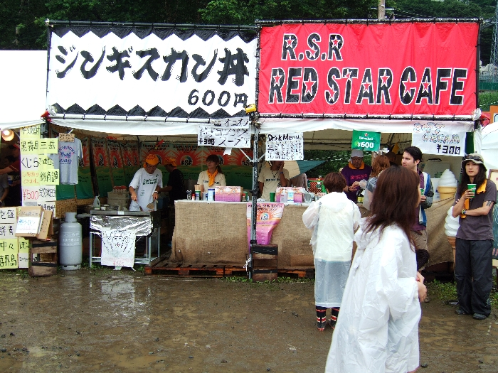 2つの店のように見えますが1つの店です。