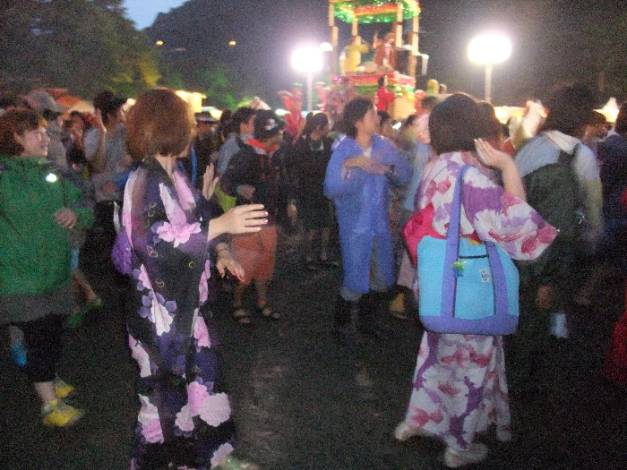 浴衣姿の参加者。